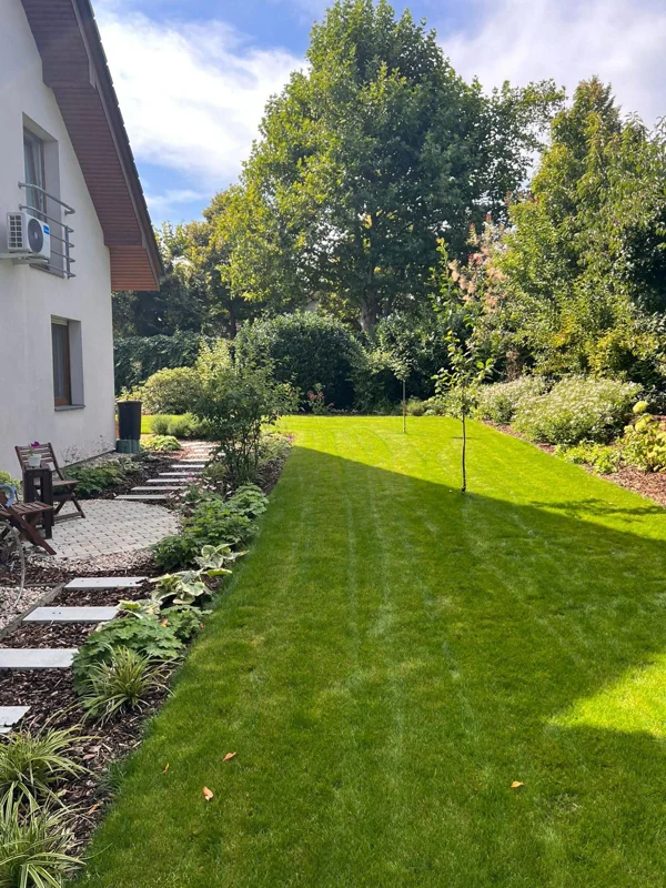 Vzrostlá zahrada s trvalkami, nášlapy a odpočinkovým místem