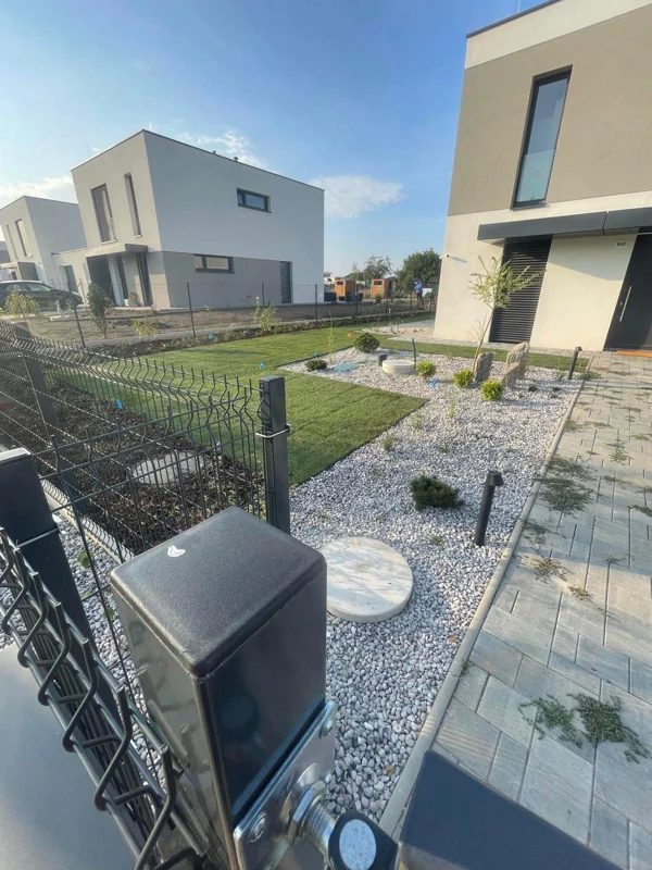 Realizace zahrady — trávník a okrasné výsadby